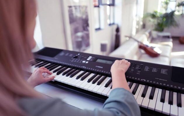 Yamaha PSR-E373 Keyboard spielen